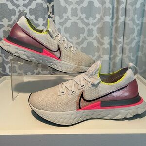 Nike React Flyknit Women's Sneakers - White and Pink Sz 9.5